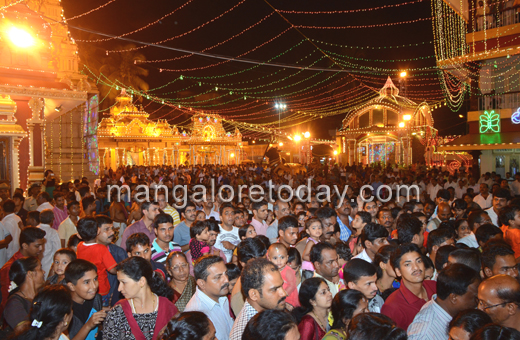 Siddaramaiah inagurates Mangalore Dasara at Sri Gokarnanatha Kshetra, Kudroli